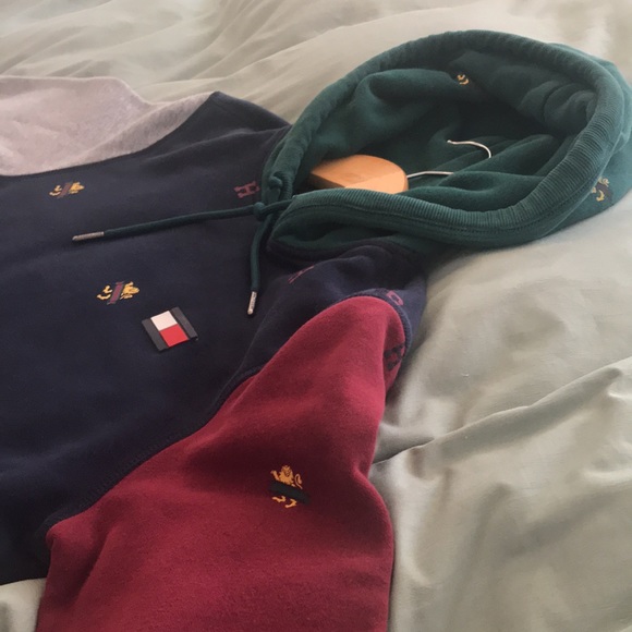 Rare Tommy Hilfiger All-Over Lion Crest Print Hoodie, Size XS - Picture 5 of 15